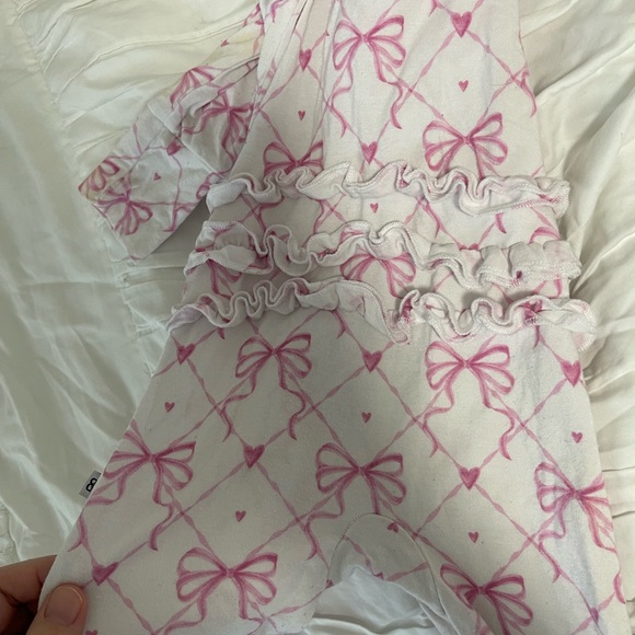 Bums & Roses Bow Footie - Picture 4 of 7